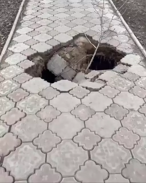 Петропавлда тротуарлар опырылып кеткен