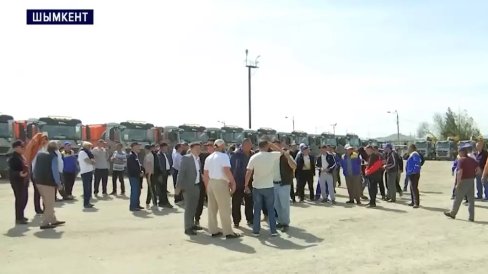 “Бізге еңбекақы төленбейді“: Шымкентте арнайы техника жүргізушілері жұмысқа шығудан жаппай бас тартты