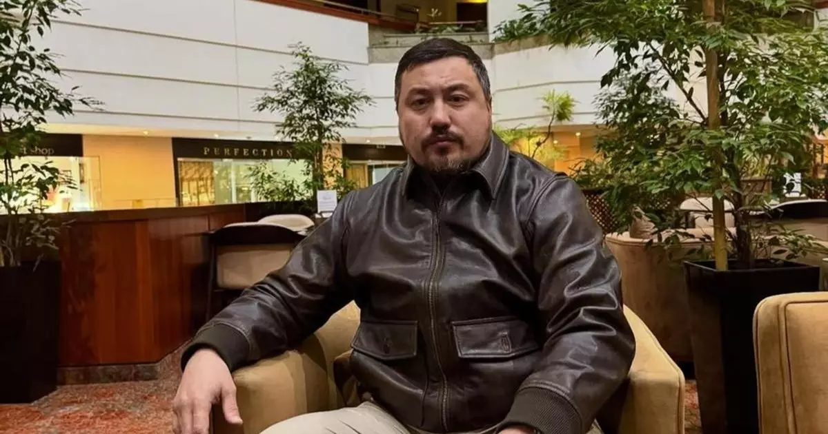  Актер Олжас Абайдың белгісіз бойжеткенмен түскен суреттері желіде қызу талқыланды 