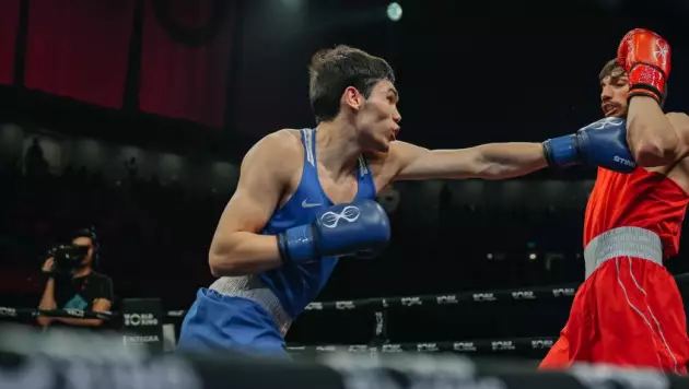 Чемпион мира из Казахстана отправил в нокаут хозяина ринга и вышел в финал