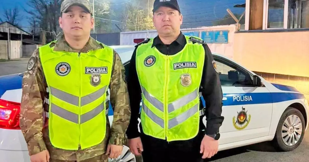  Алматыда әскери полицейлер көлікте қамалып қалған сәбиді құтқарып қалды 