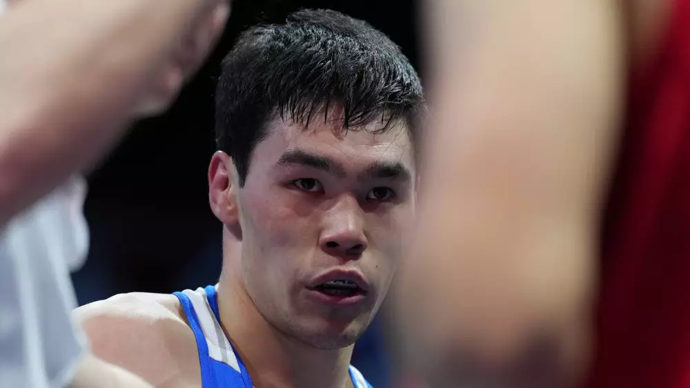 Казахстанский чемпион мира нокаутировал соперника и вышел в финал ЧА-2026
