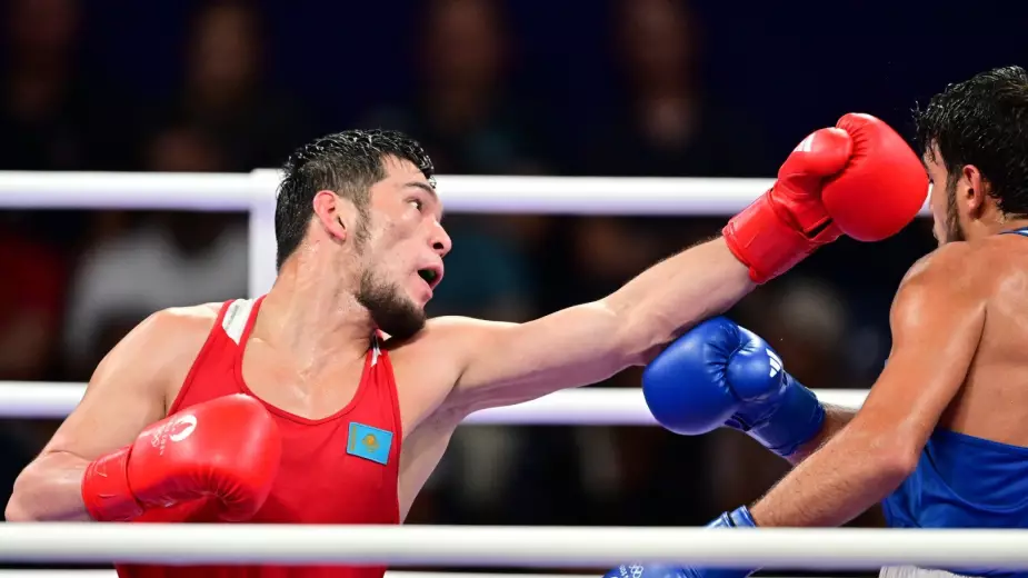 Призер Олимпиады из Казахстана разгромил монгола и вышел в финал ЧА-2026 по боксу