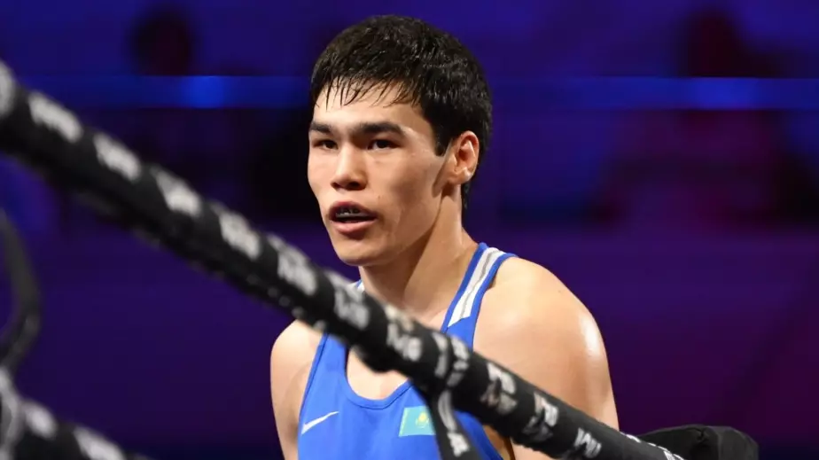 Казахстанец вынес хозяина ринга и вышел на узбекского боксера в финале чемпионата Азии