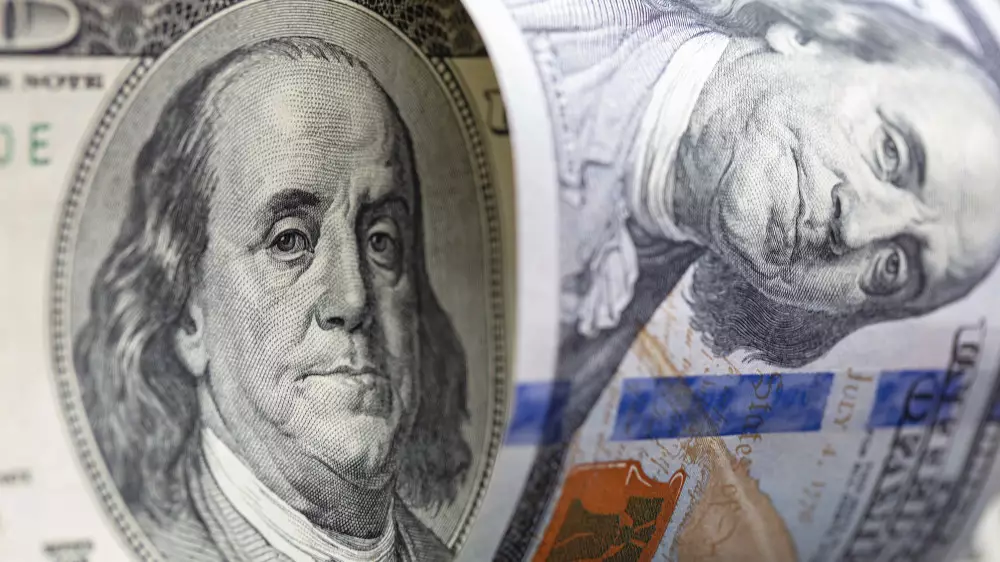 Курс доллара опустился ниже 460 тенге в обменниках