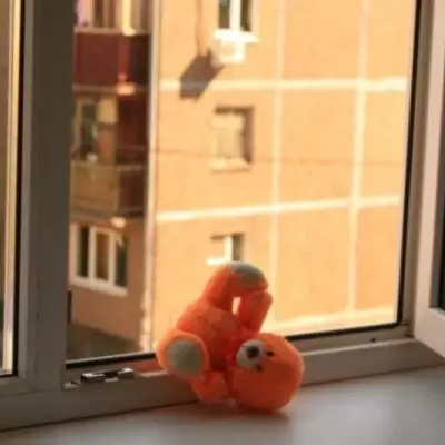 За три года — в три раза больше: почему дети продолжают выпадать из окон в Казахстане и как это остановить