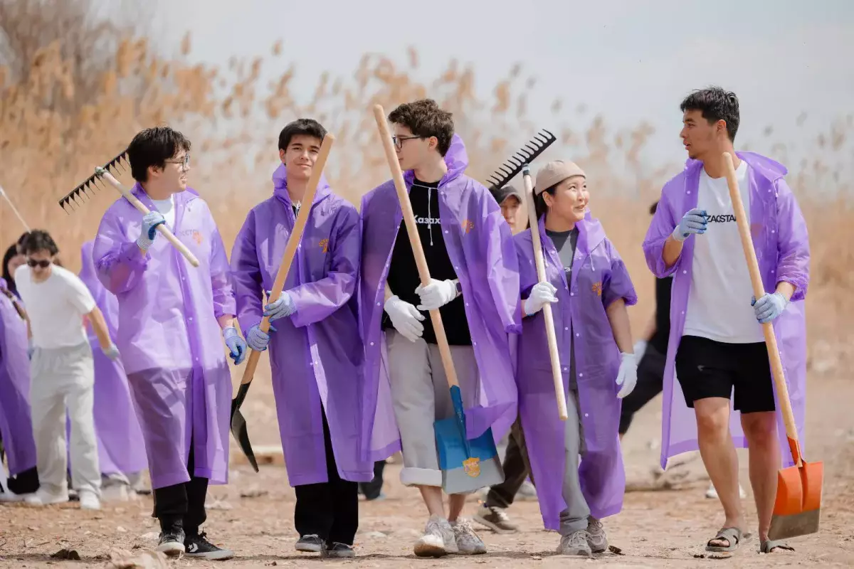 Активисты «Жаңа адамдар» очистили берег реки в Алматы