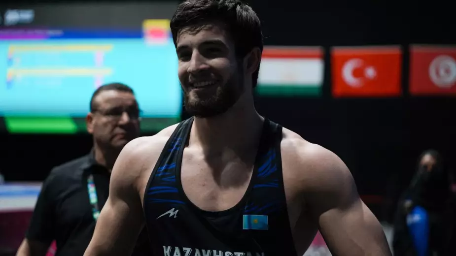 Чемпион мира по борьбе из Казахстана эффектно победил японца и вышел в полуфинал ЧА-2026 (ВИДЕО)