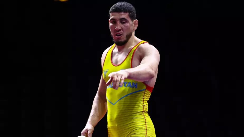Казахстанец победил действующего чемпиона из Узбекистана на ЧА-2026 по борьбе (ВИДЕО)