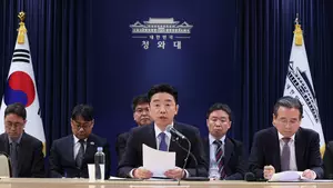 Глава аппарата Ли отправился в Казахстан, Оман и Саудовскую Аравию для обеспечения поставок нефти и нафты.