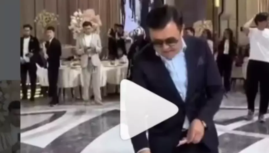 «Мұнысы несі, ұят-ай!»: Заттыбек Көпбосынұлы беташарда ұятқа қалды (ВИДЕО)