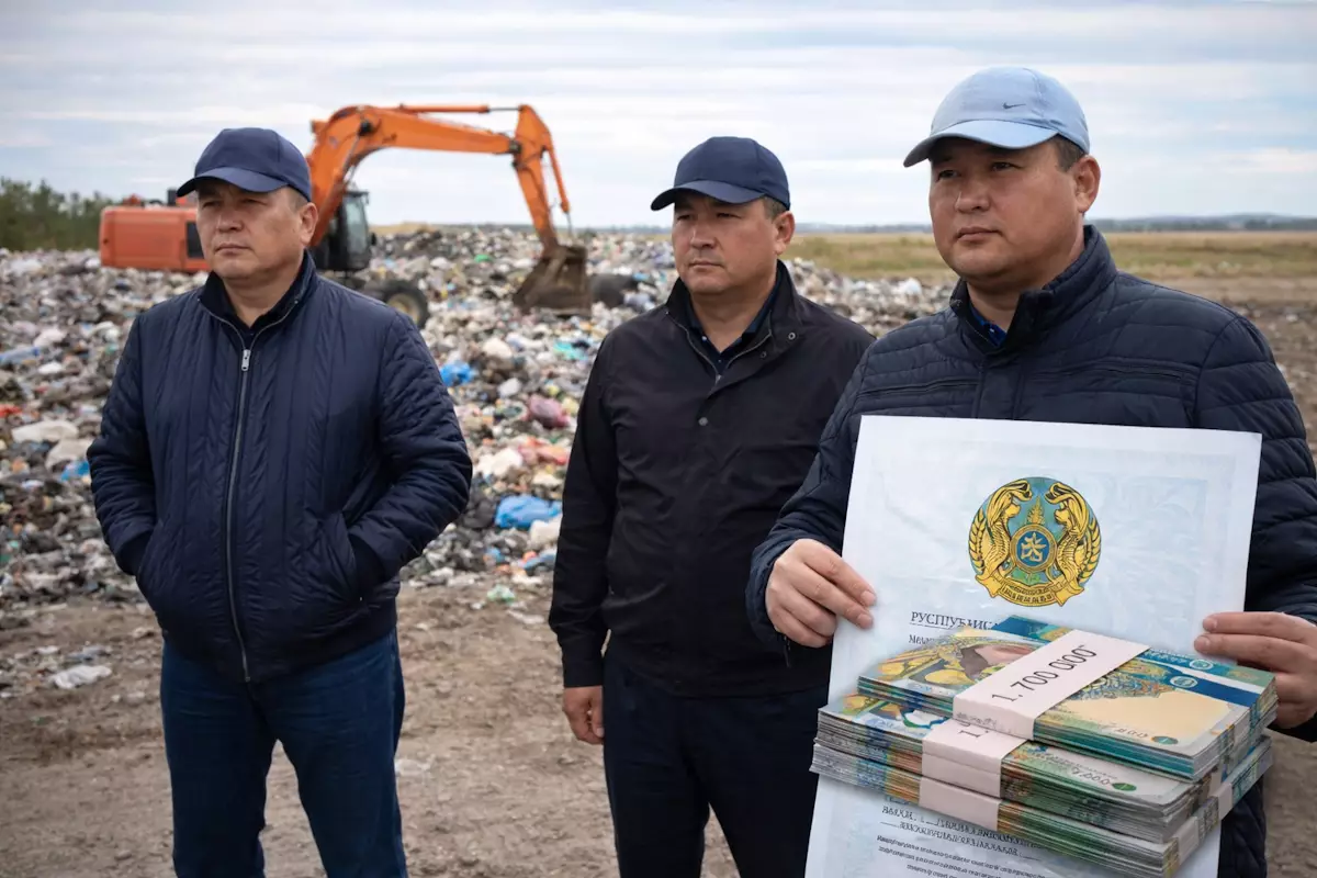 В Павлодарской области сразу восемь акимов оштрафовали за свалки