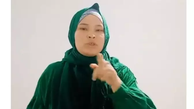 "Еден жуып, айлық алғанша, бала туып, жәрдемақыға өмір сүргенім артық" дейді хиджабтағы әйел