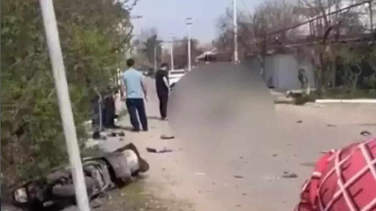 Алматы маңындағы жол апатынан мопед жүргізушісі көз жұмды (ВИДЕО)