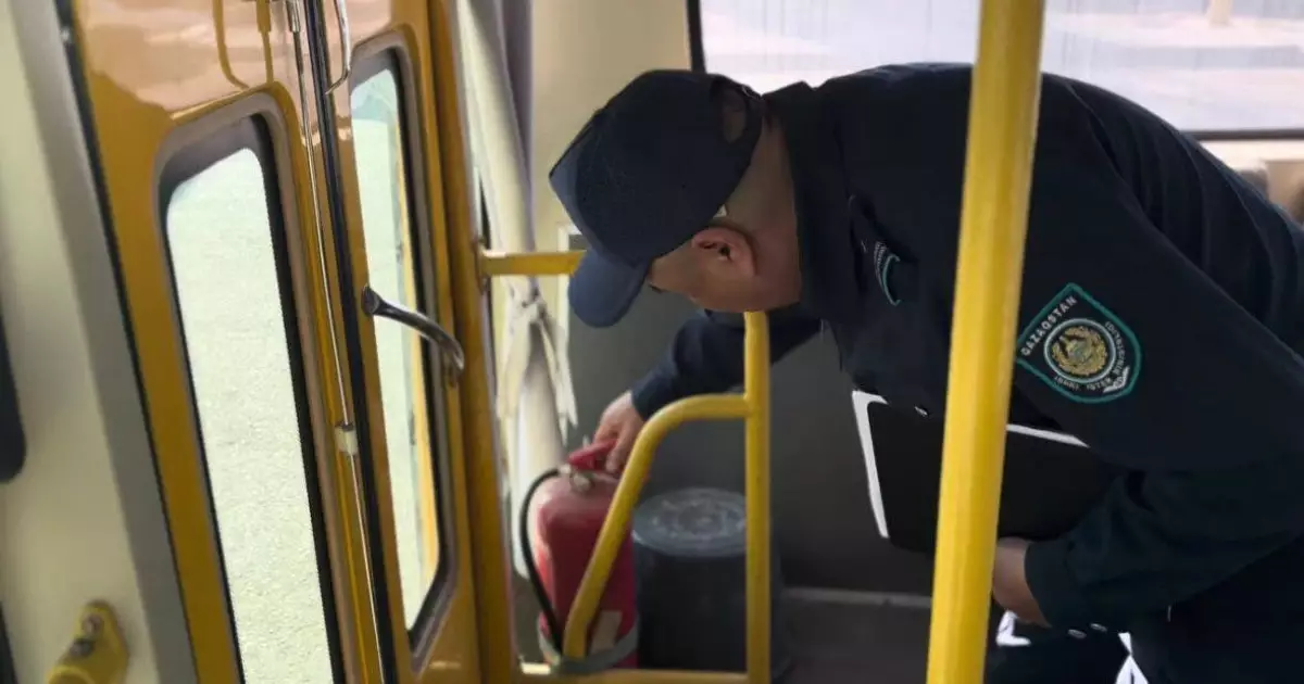  Талдықорғанда полицейлер мектеп автобустарын тексерді 