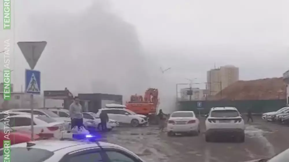 10-метровый фонтан кипятка сняли на видео - экскаватор повредил трубу в Астане