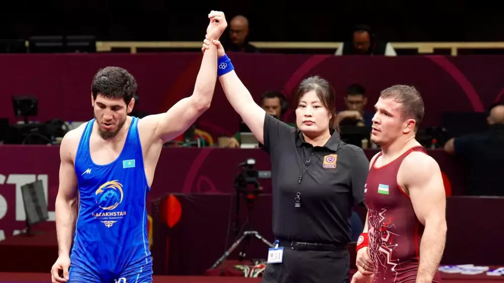 Казахстанец победил чемпиона из Узбекистана на ЧА-2026