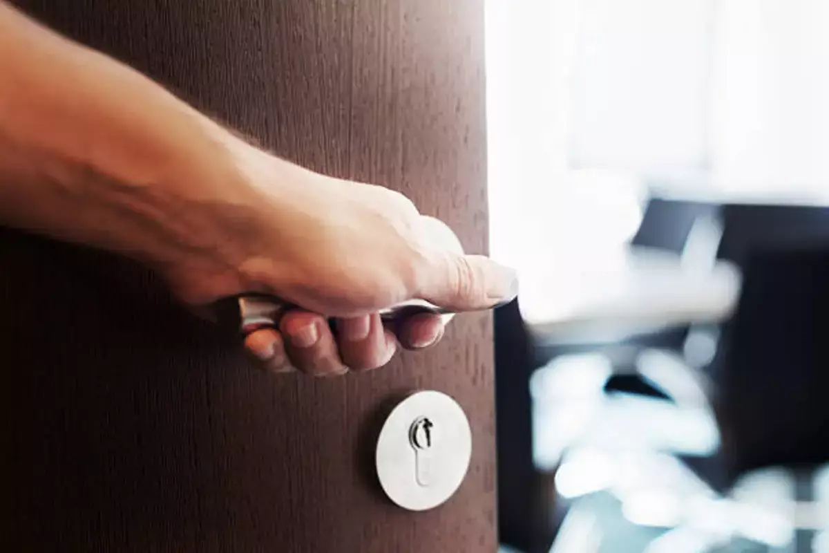 Забывающим причину выхода из комнаты людям объяснили это явление - новости на Lada.kz 07.04.2026