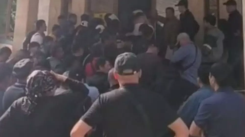 Столпотворение у миграционного ЦОНа в Алматы попало на видео