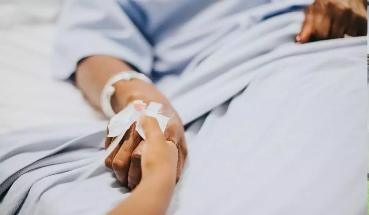 "Әр барған сайын жаңа талап шығады": Қазақстандық әйел 5 ай комада жатқан әкесіне мүгедектік рәсімдей алмай жүр