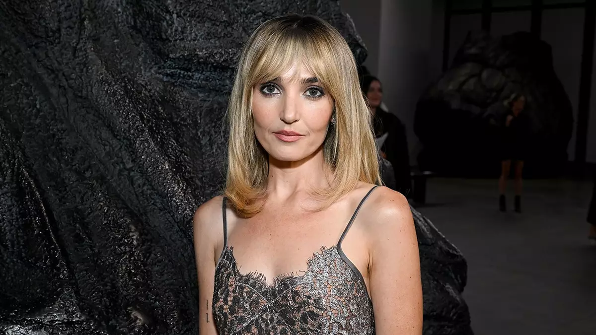 Звезда "SNL" Хлоя Файнман столкнулась с осуждением после признания, что, будучи вожатой в лагере, стянула штаны с шестилетнего мальчика.