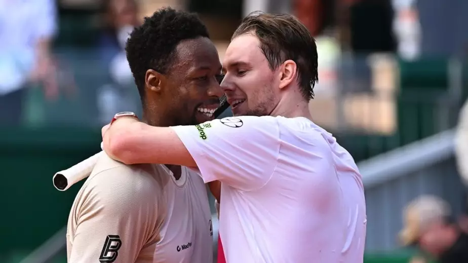 Бублик выдал пару трик-шотов и обыграл Монфиса в Монте-Карло (ВИДЕО)