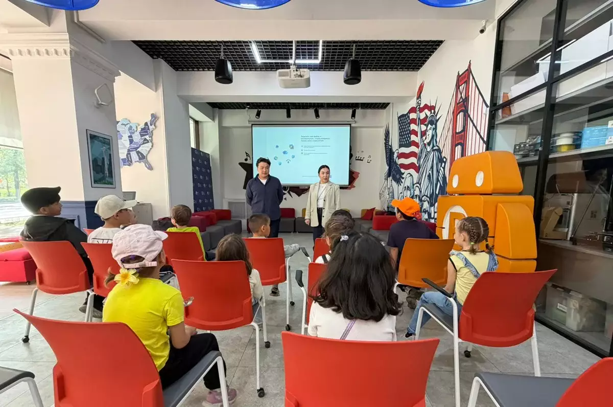 «Өркен» клубының тәрбиеленушілері  кітапханасындағы American Space & Makerspace орталығына барды