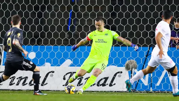 Лидер европейского чемпионата объявил решение по вратарю сборной Казахстана