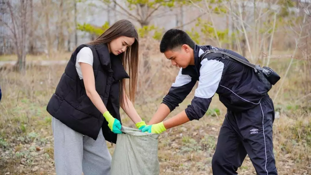 В столице прошел субботник на набережной Есиля