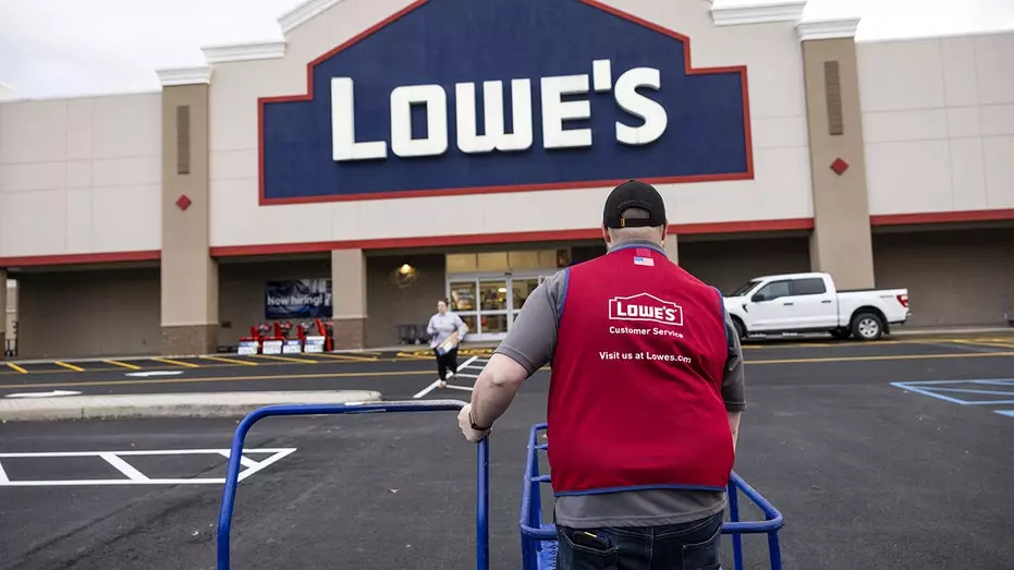 Гендиректор Lowe’s предупреждает, что ИИ не способен залезть на лестницу, в то время как компания инвестирует $250 млн в будущее рабочих специальностей.