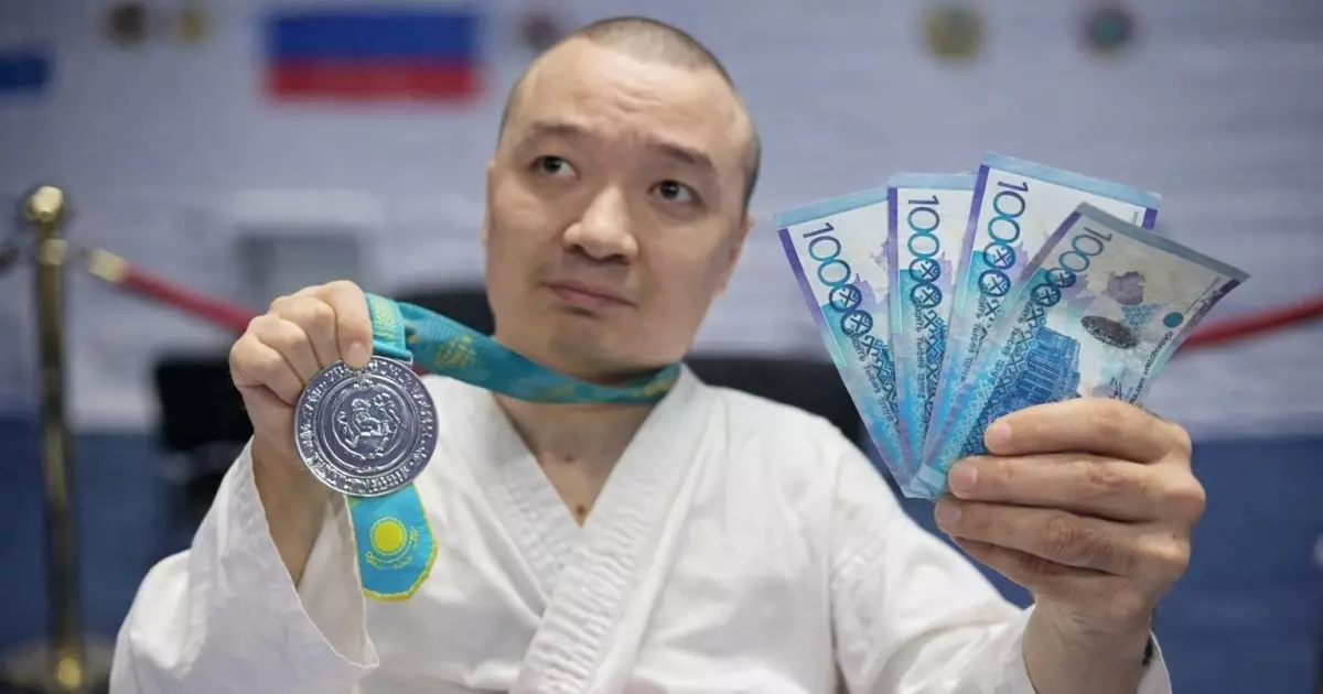  «Жалақымнан бір жыл бойы 50 мың теңге аудардым»: паракаратэші әділет іздейді 