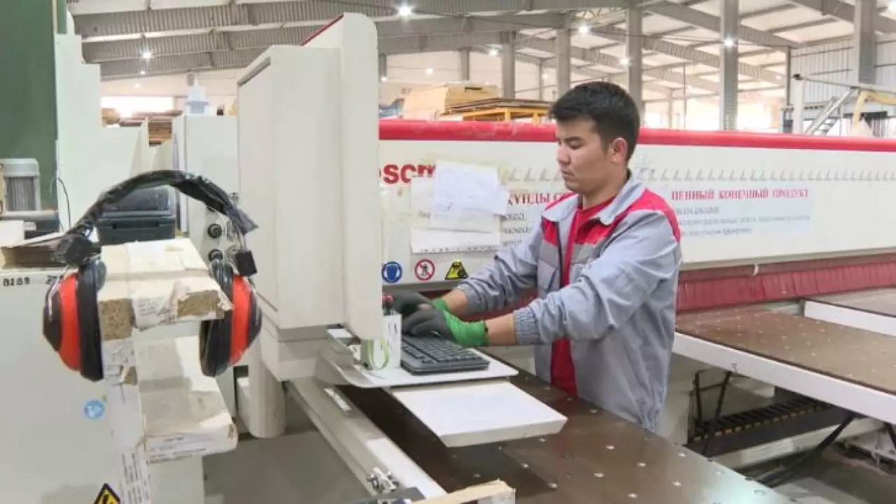 Семь налогов с одной зарплаты: казахстанский бизнес уходит «в тень»