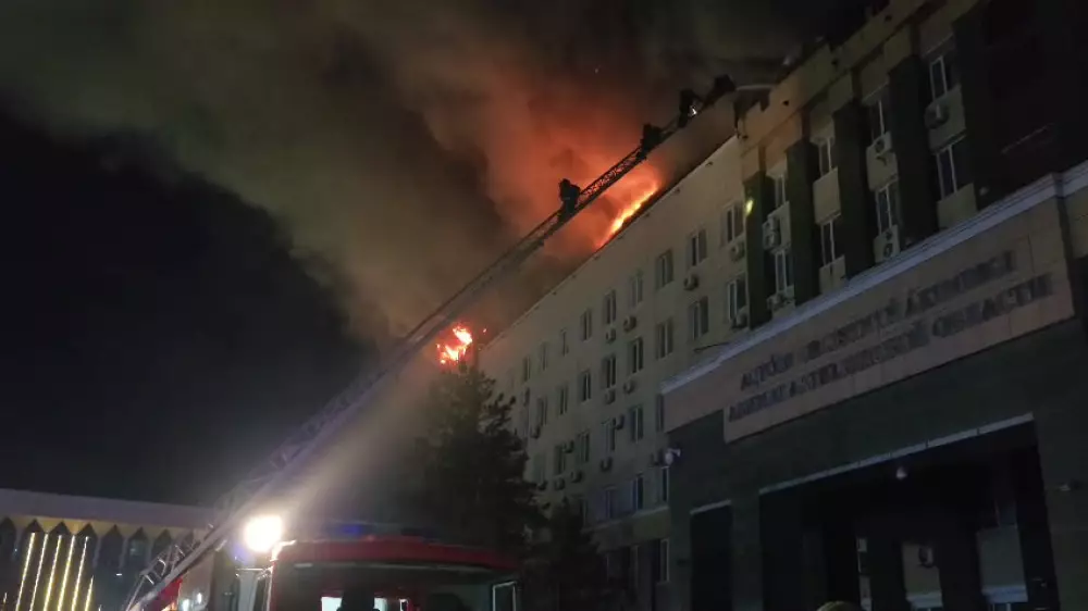 Пожар в акимате в Актюбинской области - фото и видео с места событий