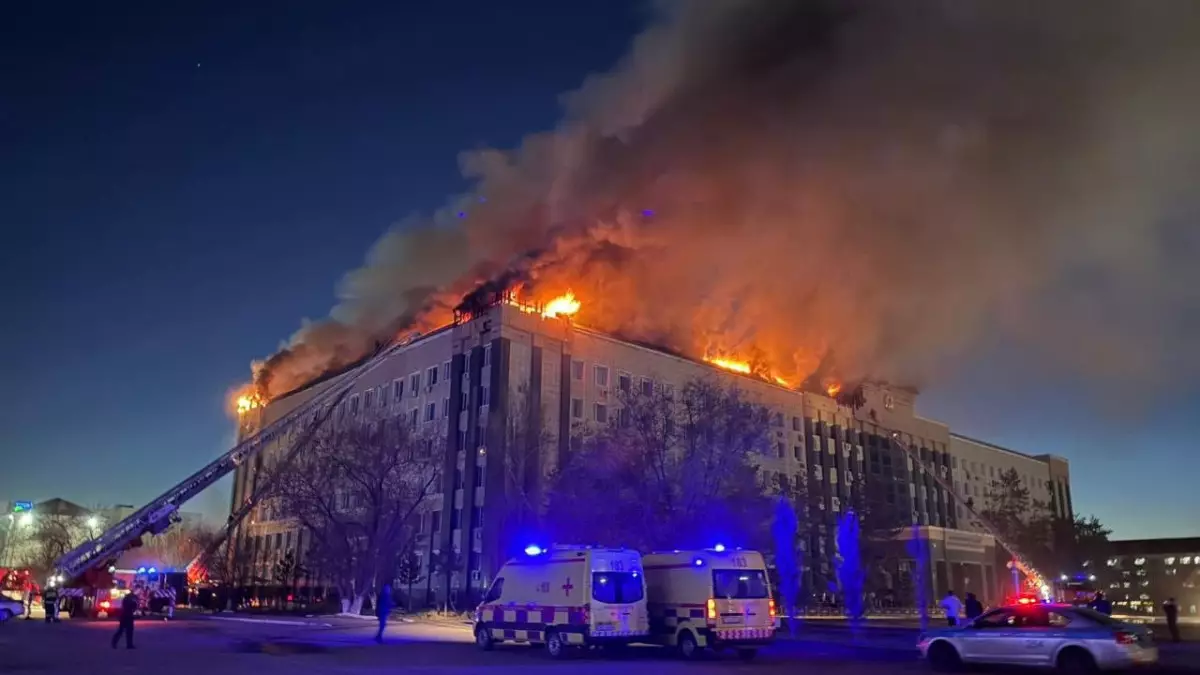 Ақтөбеде облыс әкімдігі өртеніп жатыр