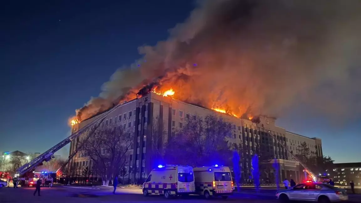 Ақтөбеде әкімшілік ғимараттың шатырында өрт шықты