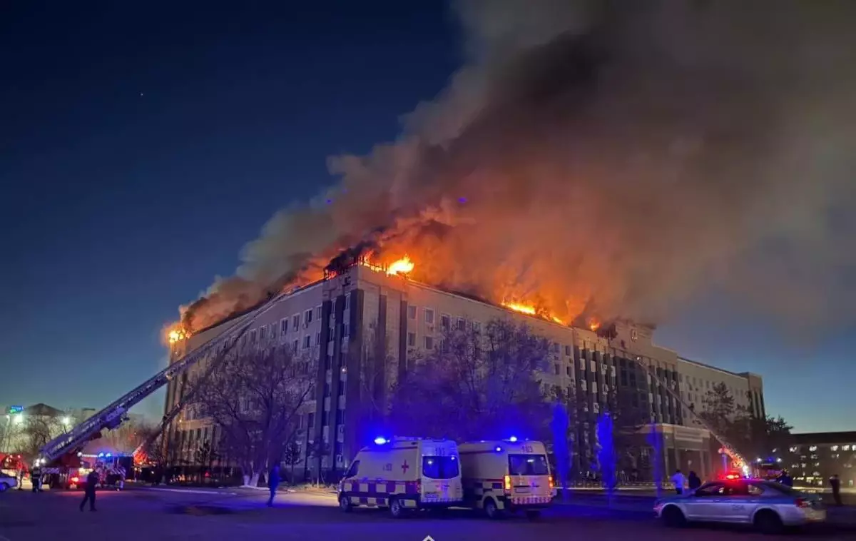 Ақтөбеде әкімдік ғимараты өртке оранды (видео)