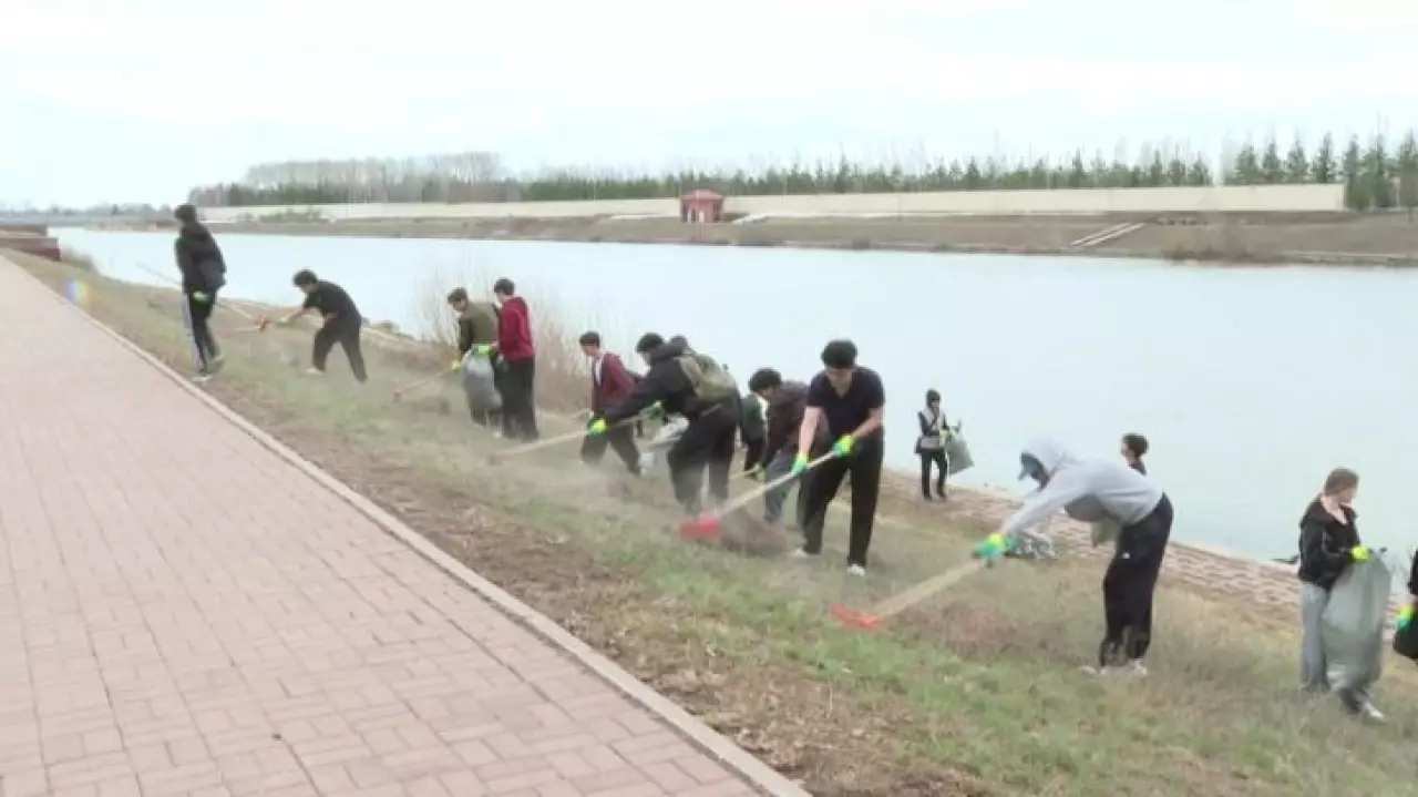 Столичная молодёжь провела уборку на набережной Есиля