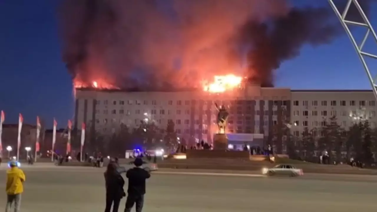 Ақтөбеде әкімдік ғимараты отқа оранды. Live