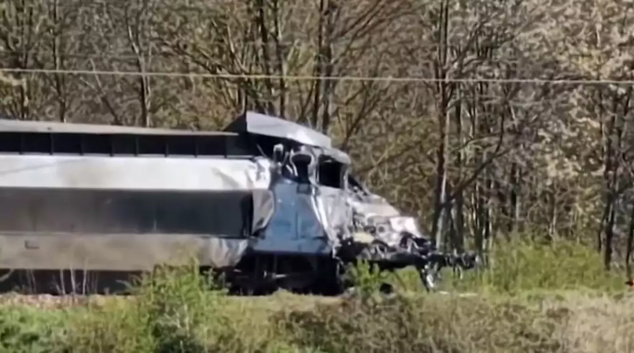 Поезд столкнулся с грузовиком во Франции