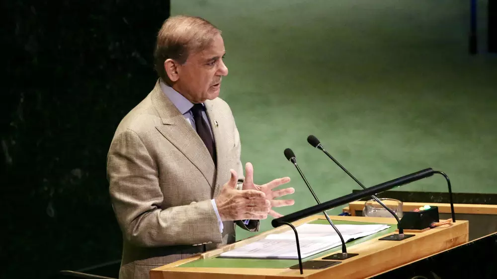 Премьер Пакистана попросил Трампа отсрочить решение по Ирану на две недели