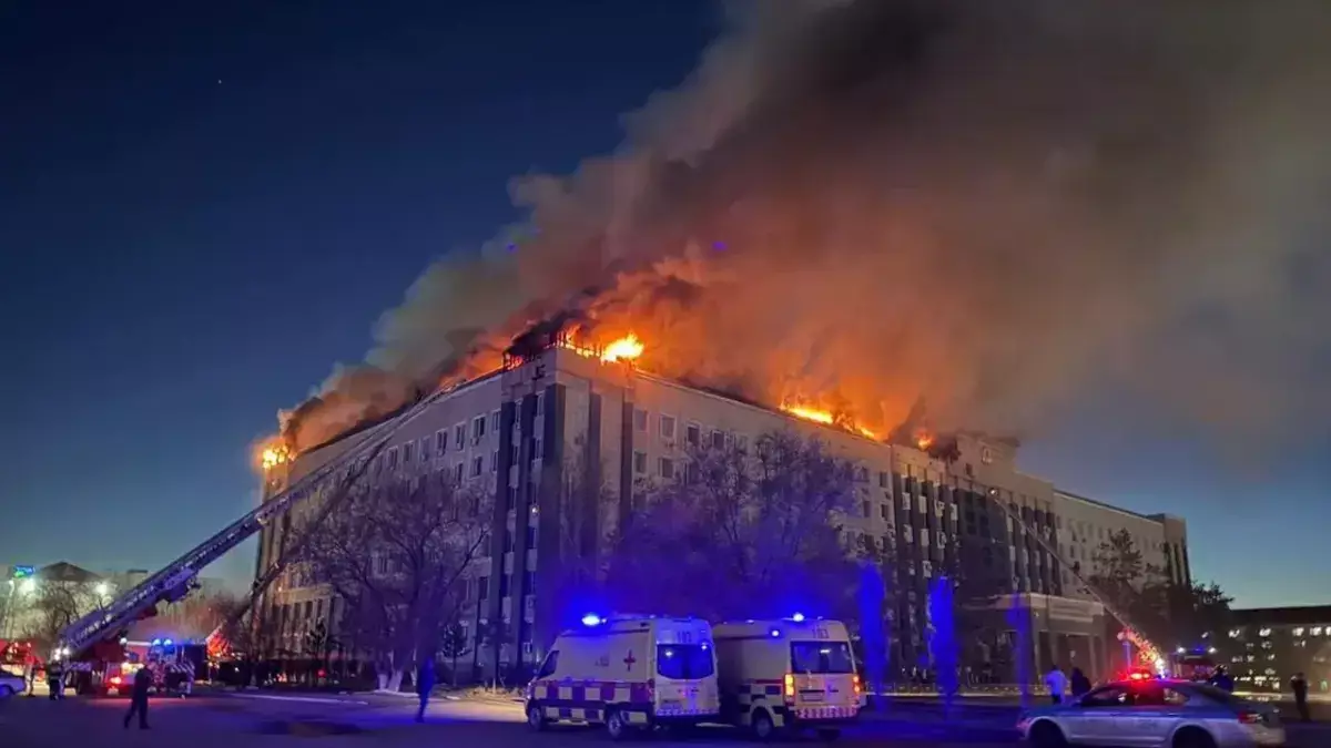 Повышенный ранг вызова: в Актобе горит здание областной администрации (видео) - новости на Lada.kz 07.04.2026