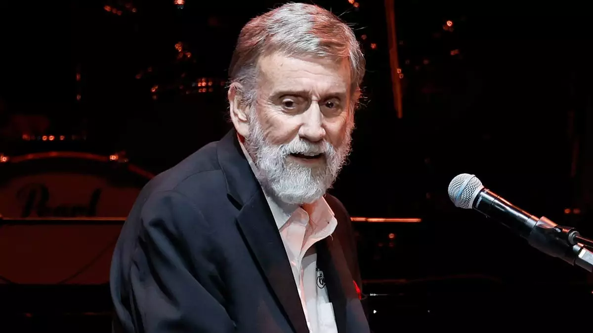 Кантри-звезда Рэй Стивенс в 87 лет сломал шею после серьезного падения в Нэшвилле.