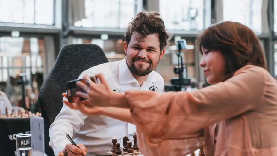 Селфи с Магнусом Карлсеном и жалоба судьям. Алуа Нурман выиграла серебро на турнире Freestyle Chess Open-2026