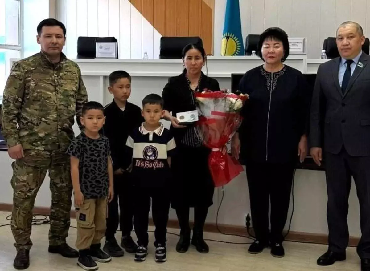 В Казахстане посмертно наградили мужчину, погибшего при спасении людей