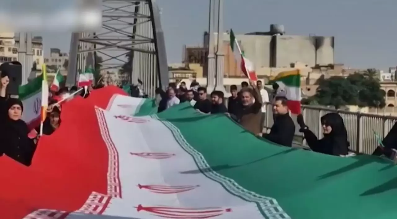 Иран халқы тірі қалқанға айналды