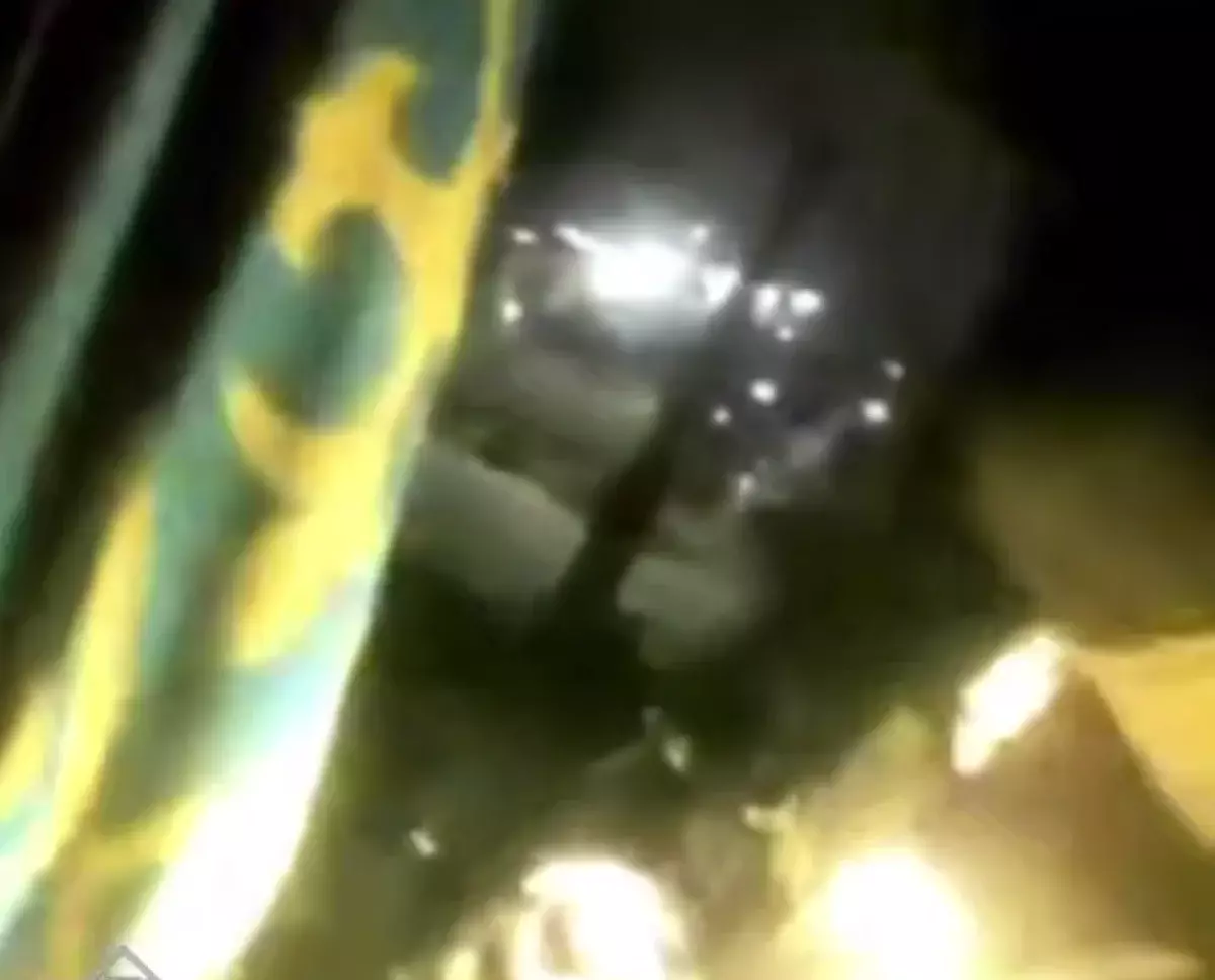 Появились кадры, как снимают флаг Казахстана с крыши горящего акимата