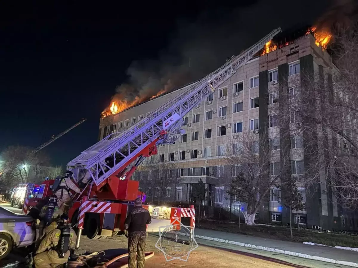 Опубликованы кадры масштабного пожара в здании областного акимата в Актобе