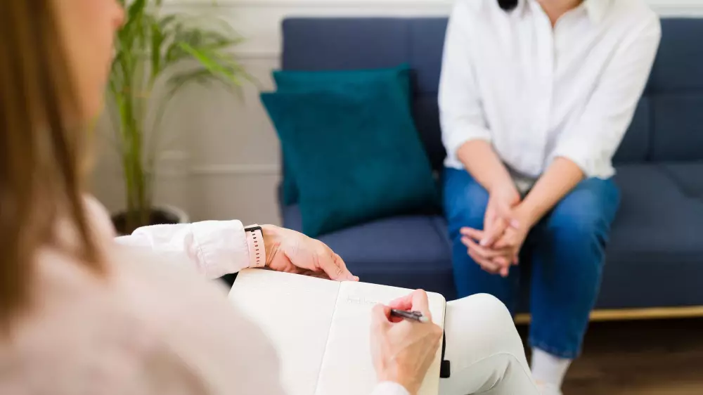 “Любой может назвать себя психологом“ - в Казахстане обсуждают новый закон