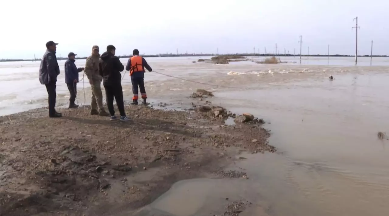 Талые воды размыли дорогу к селу в Акмолинской области