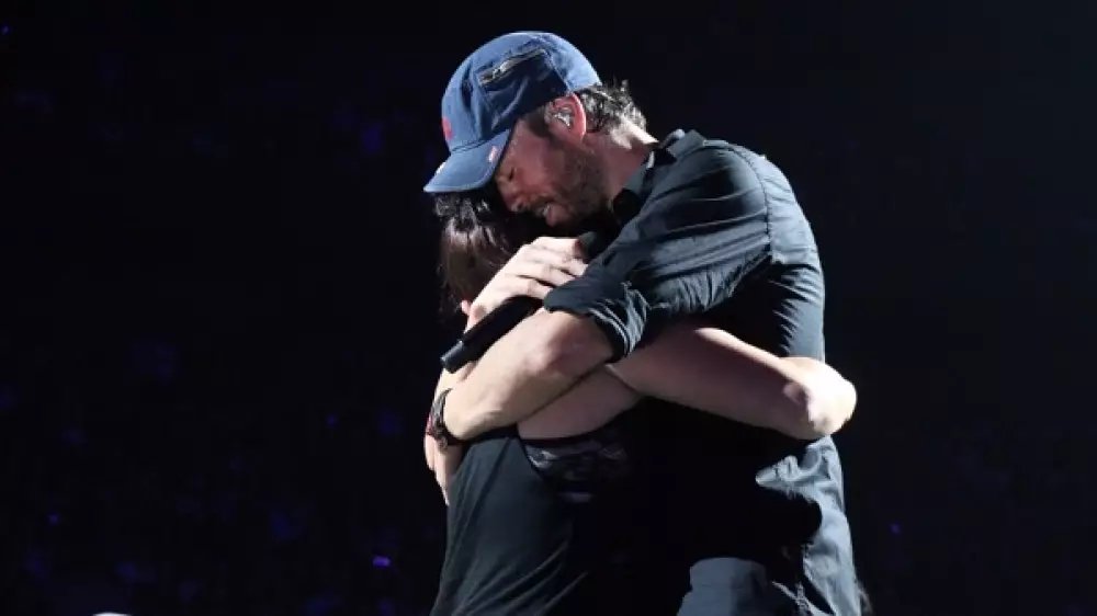 Поцелуи Энрике Иглесиаса с фанатками “проработают“ в Казахстане